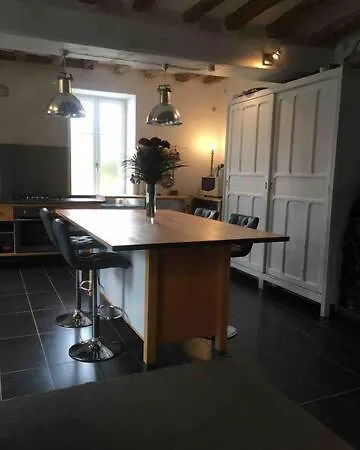 Aupres Du Chateau Bed & Breakfast *