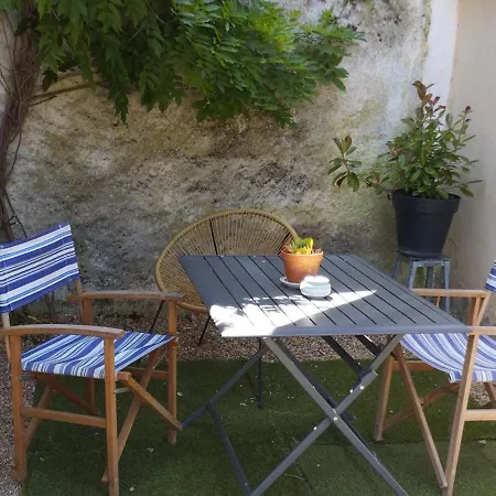 Aupres Du Chateau Bed & Breakfast *